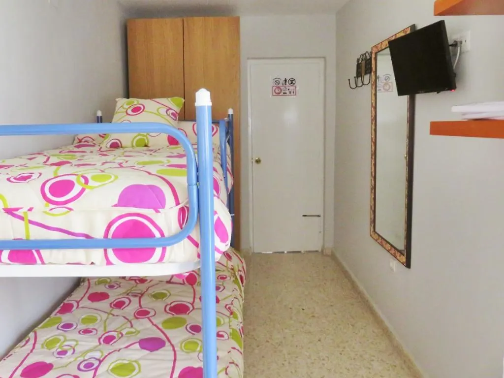 Station2B Bed And Breakfast Málaga 2*,  Espanha
